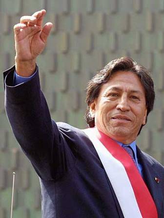 Alejandro Toledo recibió numerosas muestras de afecto cuando fue a votar