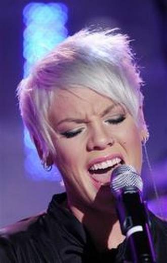 Pink y su nuevo trabajo 'Raise Your Glass'