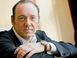 Kevin Spacey es condecorado por la reina Isabel II por su contribución al teatro