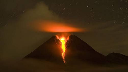 Indonesia: por tercera ocasión, el volcán Merapi entra en erupción
