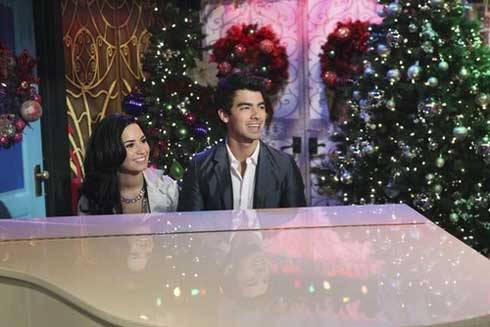 Joe Jonas en 'Sunny entre estrellas' con Demi Lovato