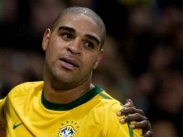 Adriano niega volver al Flamengo