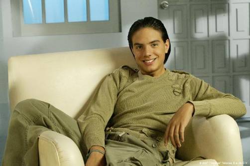 Vadhir Derbez es obligado a tomar clases de manejo