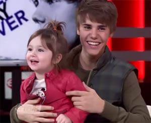 Vídeo: Justin Bieber presenta a su hermanita Jazmyn en el programa 'Etalk'