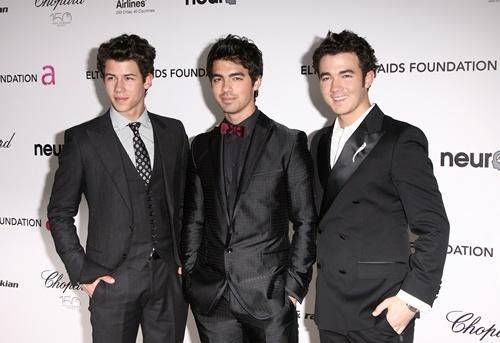 Jonas Brothers le ganan a Justin Bieber