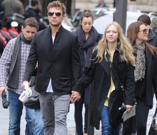 Amanda Seyfried y Ryan Phillipe demuestran su amor en Paris