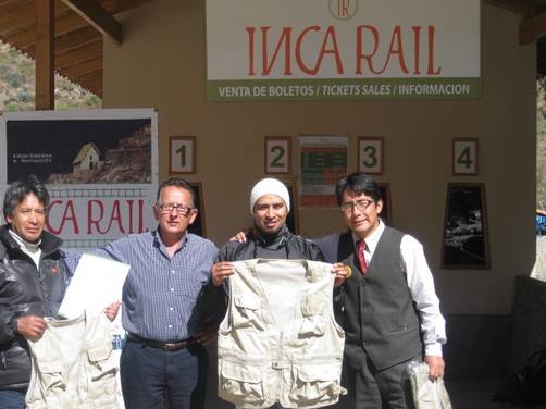 Inca Rail realiza importante entrega de chalecos a guías en Machu Picchu