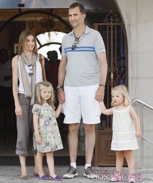 Príncipe Felipe es recibido por su esposa y sus hijas en Palma de Mallorca Príncipe Felipe es recibido por su esposa y sus hijas en Palma de Mallorca