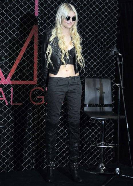 Taylor Momsen modeló ropa de 'Material Girl' Taylor Momsen modeló ropa de 'Material Girl'