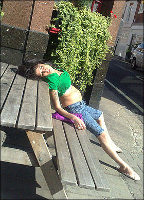 Amy Winehouse duerme borracha en una banca