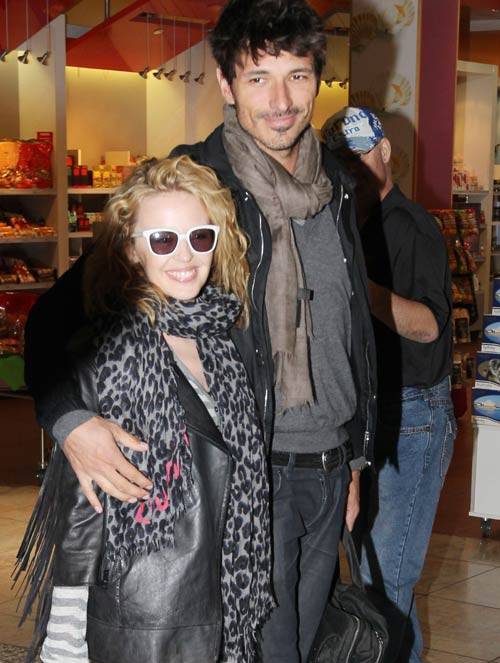 Kylie Minogue y su novio dejaron Australia con rumbo desconocido