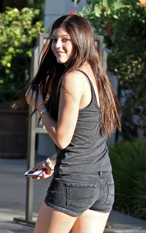 Kylie Jenner fotografiada en mini-Shorts