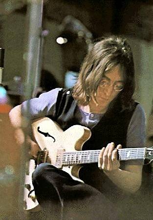 Gibson fabrica guitarra en honor a Lennon
