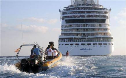 Un crucero remolca a un esquiador acuático en Alicante y bate el récord Guinness