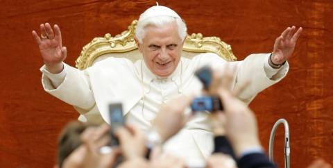 El Vaticano: un ayudante de Benedicto XVI implicado en red de prostitución gay