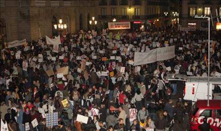 Miles de personas se manifiestan en Barcelona contra la visita papal