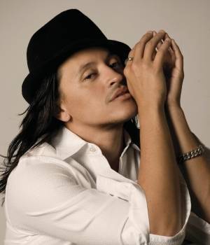Elvis Crespo vuelve renovado e 'Indestructible'