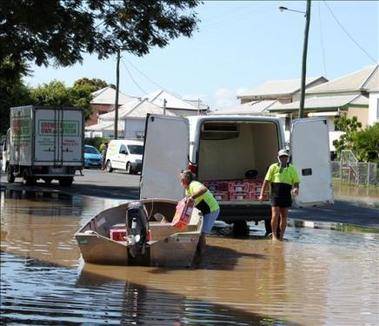 Australia: Aviones de la Armada ayudan a los 200.000 afectados por las inundaciones