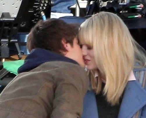 Fotos: Andrew Garfield y Emma Stone en el beso para el film de Spider-Man