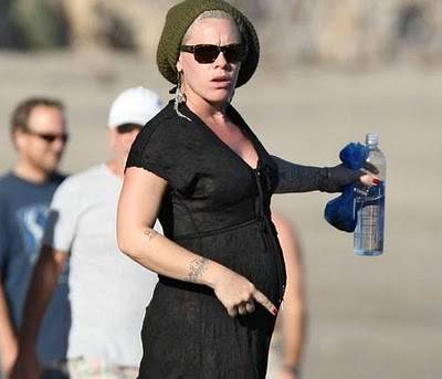 Fotos: Pink luce su embarazo por Malibú