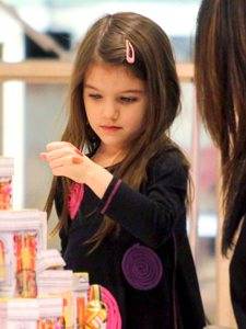 Suri Cruise deja los juguetes de lado por el lápiz de labios