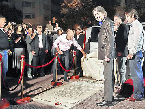 Joaquin Sabina recibió baldosa en Buenos Aires