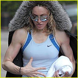 Madonna no puede ocultar las arrugas en sus manos