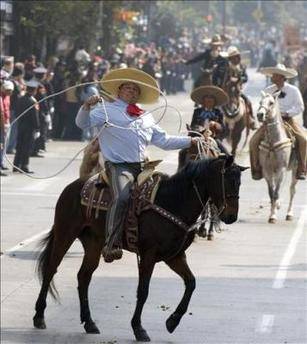 Charros mexicanos baten el récord Guinness de suertes con soga