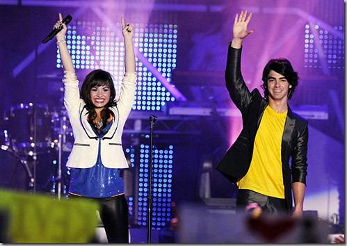 Joe Jonas y Demi Lovato juntos en la presentación de 'Make a Wake'