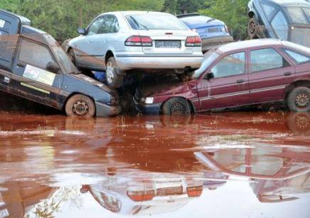 Estado de alerta en Hungría por un derrame de lodo rojo