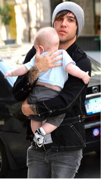 Pete Wentz quiere moderar su vocabulario por su hijo