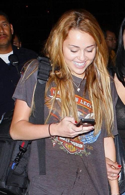 Vídeo: Miley Cyrus es perseguida por los paparazzis en el aeropuerto de LAX