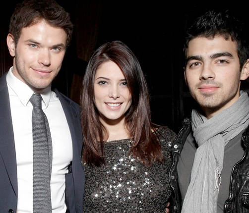 Ashley Greene presenta a Joe Jonas y Kellan Luz