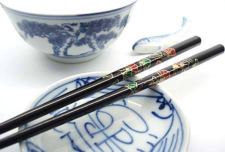 Comitiva china deja los palillos por la cuchara y el tenedor Comitiva china deja los palillos por la cuchara y el tenedor