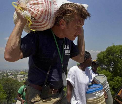 Sean Penn invita a Charlie Sheen a ayudar en Haití