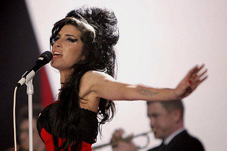 Amy Winehouse compartió noche de copas con padre de Russell Brand