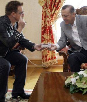 Bono regaló un iPod al primer ministro turco Recep Tayyip Erdogan