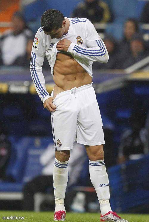 Cristiano Ronaldo muestra parte de su anatomía en un partido