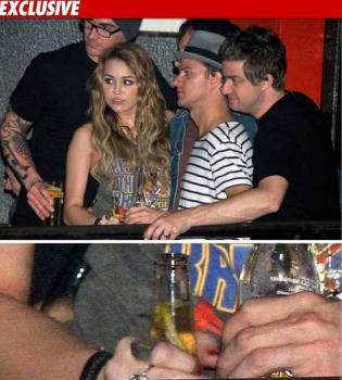 Miley Cyrus es fotografiada bebiendo cerveza en España