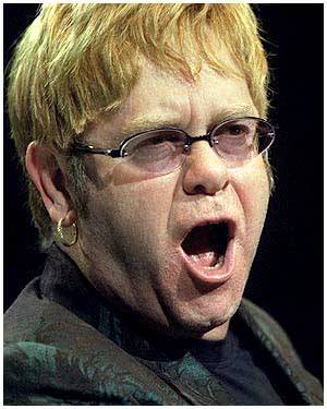 Elton John arremete contra Kim Kardashian
