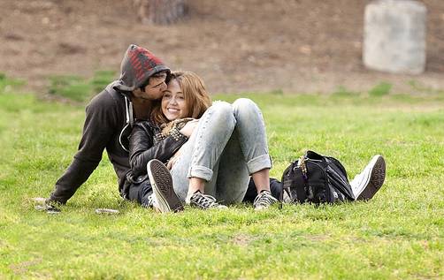 Fotos: Miley Cyrus pasa una tarde romántica con Joshua Bowman