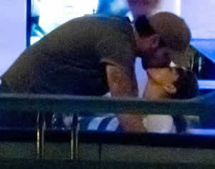 Captan a Eva Longoria y Eduardo Cruz besándose