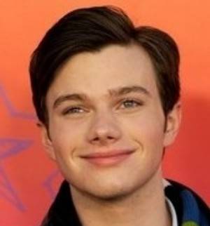 Chris Colfer dentro de un triángulo amoroso en 'Glee'