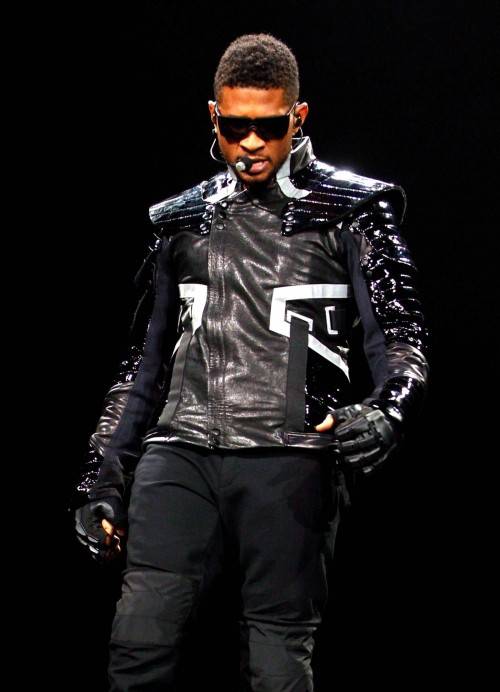Usher recuerda a Michael Jackson en uno de sus conciertos