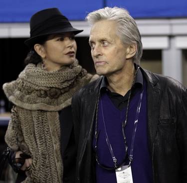 Michael Douglas y Catherine Zeta Jones asistierón al Super Bowl 2011