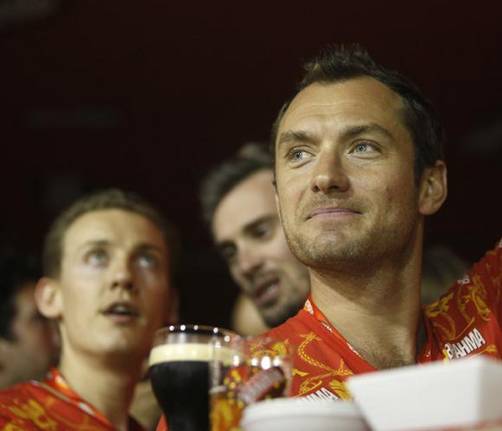 Jude Law, un soltero suelto en el Carnaval de Brasil