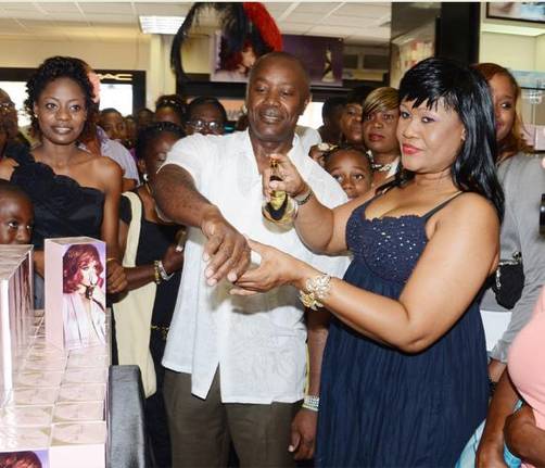 Padres de Rihanna promocionan perfume en Barbados