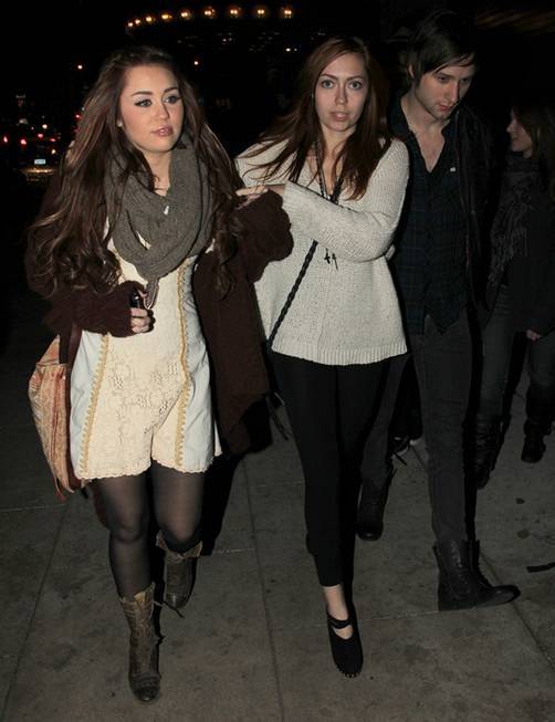 Fotos: Miley Cyrus y su hermana Brandi Cyrus salen a cenar en New York