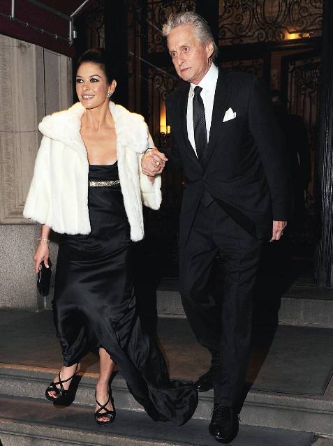 Michael Douglas acompaña a su esposa Catherine Zeta-Jones a recoger un premio