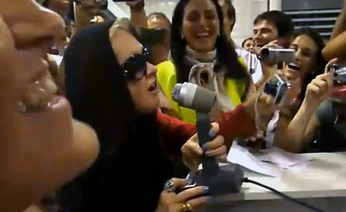 Vídeo: Cindy Lauper canta en aeropuerto argentino por demora en vuelos
